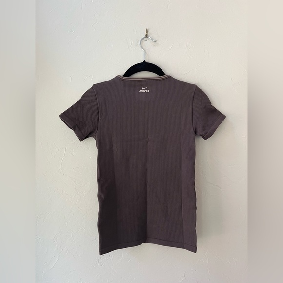 SKIMS NIKE SEAMLESS SHORT SLEEVE RIBBED TOP PHOENIX TRUFFLE S - Picture 6 of 6